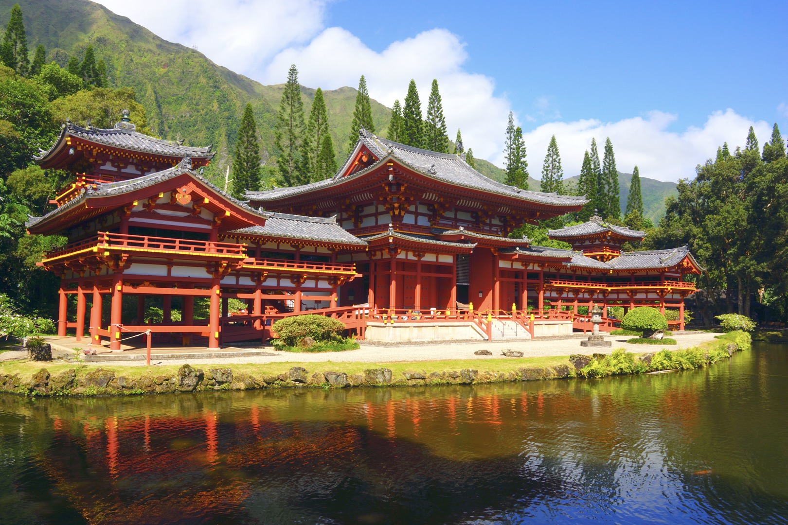 Byodo-In Temple - Japanese Temple in Hawaii - Cirlce Tour