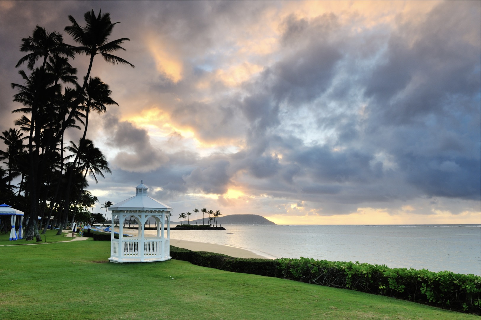 Kahala’s Natural Water Lagoon: Where Magic Comes Into Play - South Shore