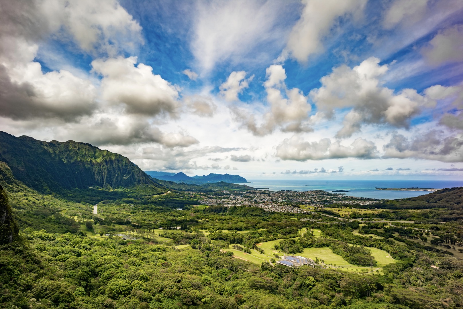 Nuuanu Pali Lookout in Kailua: Fantasy on Earth - South Shore